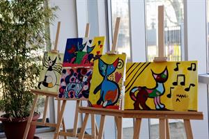 Kunstausstellung mit Katzen Gemälden