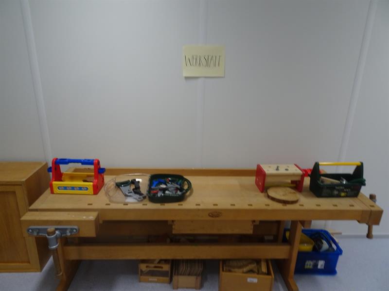 ein Tisch mit Kisten und Gegenständen darauf